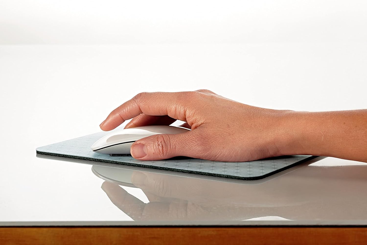 3M Precise Mouse Pad Enhances the Precision of Optical Mice at Fast Speeds. Easy to Clean. Stays in Place. 9 in x 8 in (MP114-BSD1)